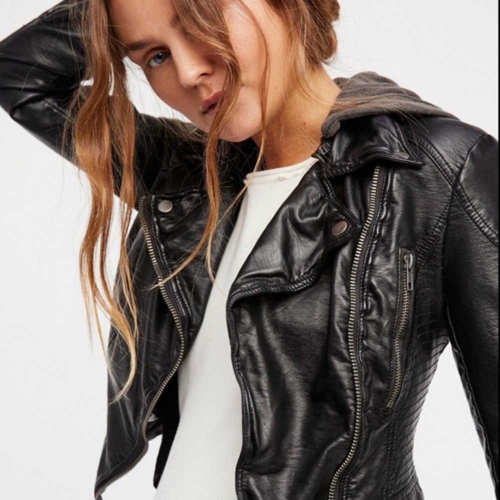 🏍️ Free People Faux Leather Motorcycle Jacket
Size 6